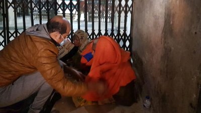 শীতার্তের গায়ে কম্বল জড়িয়ে দিচ্ছেন মেয়র আতিক
