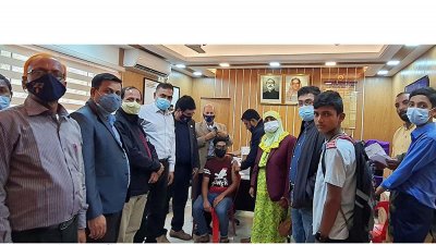 উপজেলা নির্বাহী কর্মকর্তার কার্যালয়ে প্রথম দিনে চার হাজার ৮৬ জন শিক্ষার্থীকে ভ্যাকসিন দেওয়া হয়