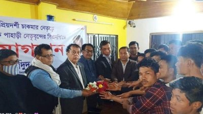 ফুলের তোড়া দিয়ে তারা বিএনপিতে যোগ দেন