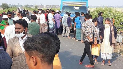 ঘটনাস্থলে মানুষের ভিড়