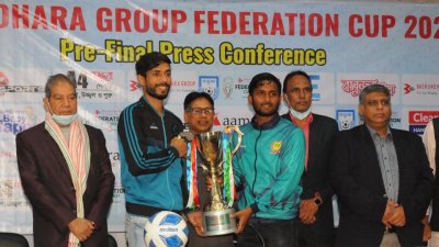ট্রফি হাতে দুই অধিনায়ক- নাবীব নেওয়াজ জীবন ও মাহমুদুল হাসান কিরন।