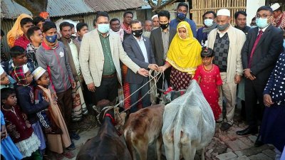 মরিয়মের পরিবারকে প্রধানমন্ত্রীর উপহার গাভি-বাছুর তুলে দেন জেলা প্রশাসক