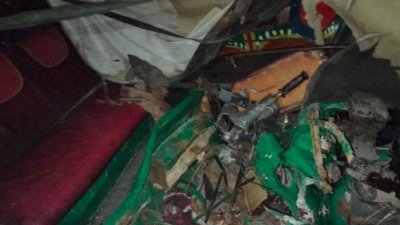 দুমড়ে মুচড়ে যাওয়া সিএনজি