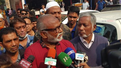 প্রচারণাকালে সাংবাদিকদের সঙ্গে কথা বলেন নারায়ণগঞ্জ সিটি নির্বাচনের স্বতন্ত্র মেয়রপ্রার্থী তৈমুর আলম খন্দকার