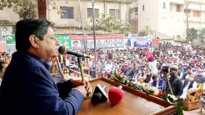 অনুষ্ঠানে বক্তৃতা করছেন র আ ম উবায়দুল মোকতাদির চৌধুরী