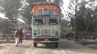 ভারতীয় ট্রাকচালকদের করোনা পরীক্ষা হচ্ছে না হিলি স্থলবন্দরে