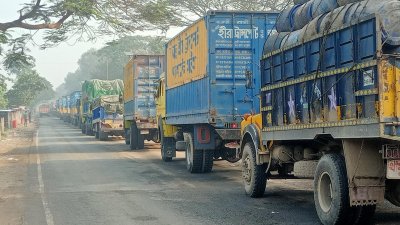 পারের অপেক্ষায় যানবাহনের দীর্ঘ সারি