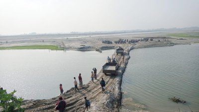 বালু আনার সুবিধার্থে নদের প্রবাহ আটকে করা হয়েছে রাস্তা