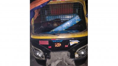 দুর্ঘটনা কবলিত থ্রি হুইলার