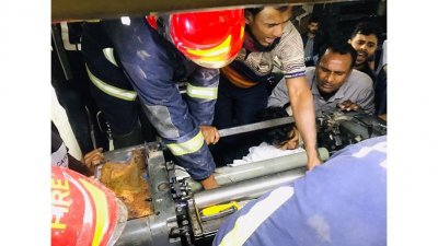 ছাপাখানার মেশিনে হাত আটকে যাওয়া ব্যক্তিকে উদ্ধার করলো ফায়ার সার্ভিস
