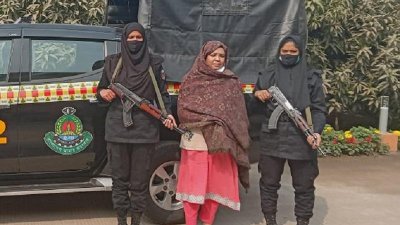 র‌্যাবের হাতে গ্রেফতার গৃহকর্ত্রী সামিয়া ইউসুফ সুমি