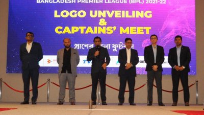 লিগের স্পন্সর ঘোষণার দিনে মঞ্চে কথা বলছেন বাফুফে সভাপতি কাজী সালাউদ্দিন।