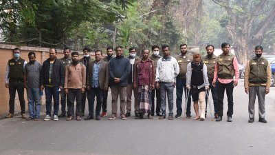 পুলিশি সরঞ্জামসহ নকল ডিবি দলকে ধরলো আসল ডিবি