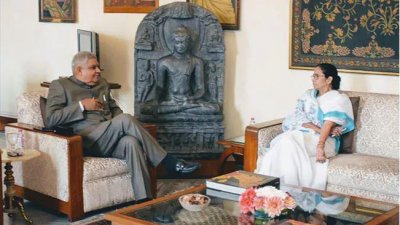 পশ্চিমবঙ্গের রাজ্যপালের সঙ্গে মুখ্যমন্ত্রীর বিরোধ বেশ কিছুদিন ধরেই চলছে