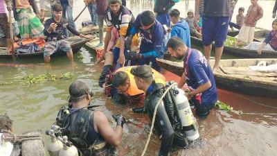 চাঁদপুরের ডাকাতিয়া নদীতে বাল্কহেড-ট্রলার সংঘর্ষে পাঁচ জন নিহত হয়েছেন