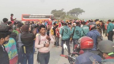 টঙ্গী-আশুলিয়া বেড়িবাঁধ সড়ক অবরোধ করে শ্রমিকদের বিক্ষোভ