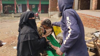 ছেলে ও নাতনির সহায়তায় ভ্যানে চড়ে ভোট দিতে যান স‌খিনা বেওয়া