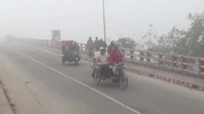 পঞ্চগড়ে ঘন কুয়াশায় স্থবির হয়ে পড়েছে জনজীবন
