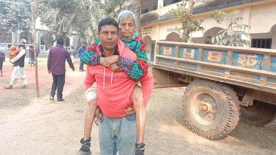 ভোটের আমাজে ঘরে থাকেননি বৃদ্ধ আবুল হোসেন