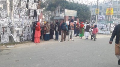 দিনাজপুরের একটি কেন্দ্রের বাইরে ভোটাররা