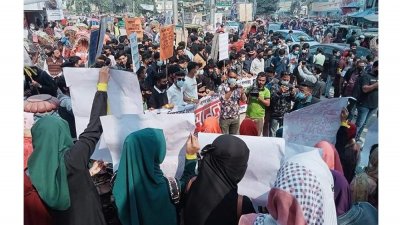 কুমিল্লা নগরীর কান্দিরপাড় সড়কে মানববন্ধন করেন শিক্ষার্থীরা