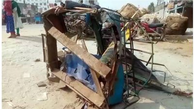 সংঘর্ষে ভেঙেচুরে যাওয়া টেম্পো