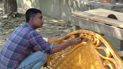 সব ধরনের ফার্নিচার বানান এই গ্রামের কারিগররা