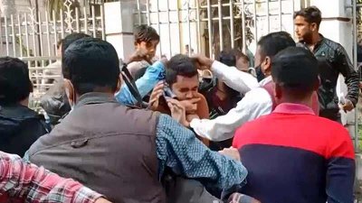 আদালতপাড়ায় সাংবাদিকের ওপর হামলা