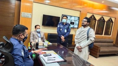 পুলিশ সুপারের কার্যালয়ে আসা আলমগীর কবির