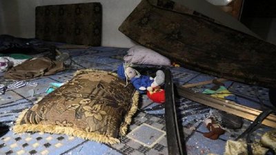 হামলায় ক্ষতিগ্রস্ত ঘর। ছবি সংগৃহীত