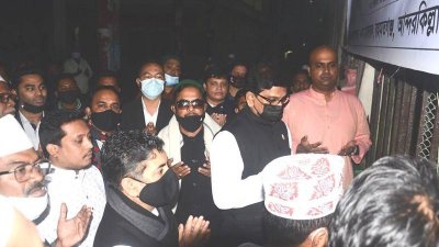 আ জ ম নাছিরের মায়ের কবরে আওয়ামী লীগের শ্রদ্ধা