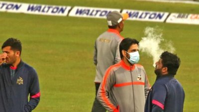 ড্রেসিংরুমের সামনে ধূমপান, শাহজাদকে টেনে নিয়ে গেলেন তামিম