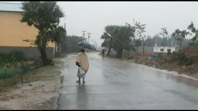 বৃষ্টিতে ফাঁকা জনবহুল সড়ক