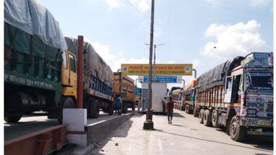 বেনাপোল বন্দরে আটকে থাকা পণ্যবাহী ট্রাক