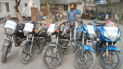 এক মিনিটেই লক খুলতে পারদর্শী রাসেল