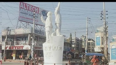 কুষ্টিয়া শহরের পাঁচ রাস্তার মোড়ে বঙ্গবন্ধুর ভাস্কর্য (ফাইল ছবি)