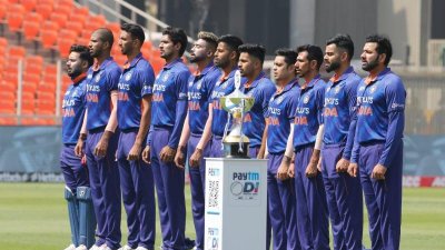 কালো বাহুবন্ধনী পরেছে ভারতীয় দল।