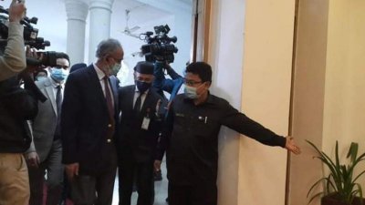 জাজেস লাউঞ্জে প্রবেশ করছেন কমিটির সদস্যরা