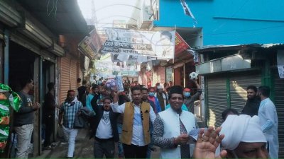 নির্বাচনি প্রচারণায় ব্যস্ত প্রার্থীরা