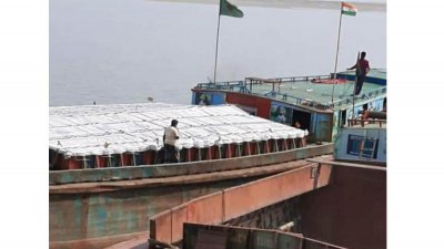 শান আবিদ-১ নামে একটি বাংলাদেশি নৌযান ঝুট পণ্য নিয়ে ভারতের ধুবরির উদ্দেশে রওনা হয়