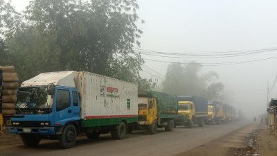 ফেরি বন্ধ থাকায় দৌলতদিয়া প্রান্তে যানবাহনের তিন কিলোমিটার সারি সৃষ্টি হয়