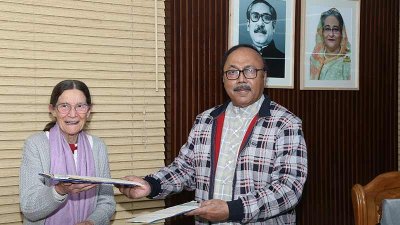 সিআরপি প্রতিষ্ঠাতা ভ্যালেরি অ্যান টেইলরের হাতে জমির কাগজ তুলে দেন মেয়র লিটন