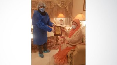 খালেদা জিয়ার হাতে ‘মাদার অব ডেমোক্রেসি’ শীর্ষক সম্মাননা তুলে দেন মির্জা ফখরুল ইসলাম আলমগীর