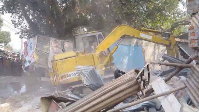 চুয়াডাঙ্গা রেলওয়ে স্টেশনের আশপাশের অবৈধ স্থাপনা ভেঙে দেওয়া হয়