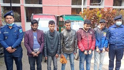 রাজবাড়ীতে ইজিবাইক ছিনতাই চক্রের ৫ সদস্য গ্রেফতার