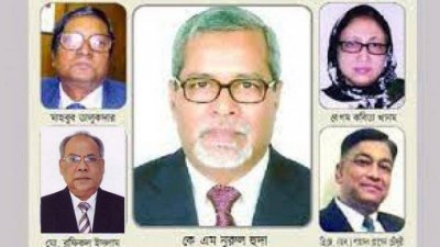 প্রধান নির্বাচন কমিশনার নূরুল হুদাসহ কমিশনের সদস্যরা