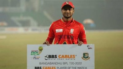 ম্যাচসেরার পুরস্কার হাতে সাকিব, ফাইল ছবি।