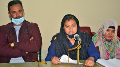সংবাদ সম্মেলনে বক্তব্য দিচ্ছেন আশরাফুল হক গোল্লার মেয়ে আফরোজা সুলতানা গীতি