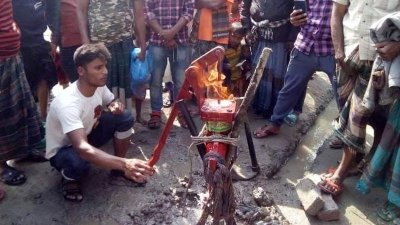 শ্যামনগরে নলকূপ দিয়ে পানির সঙ্গে উঠছে গ্যাস