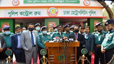 সাংবাদিকদের সঙ্গে কথা বলছেন ডিএমপি কমিশনার